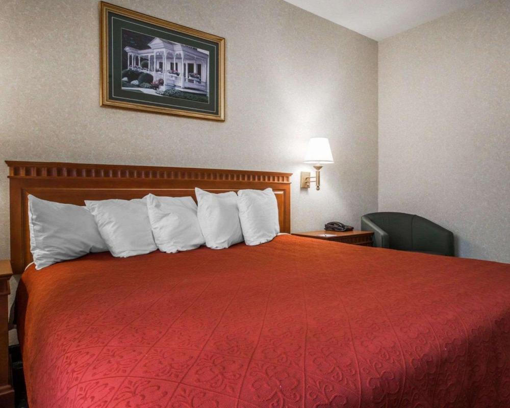 King Room - Accessible/Non-Smoking interior