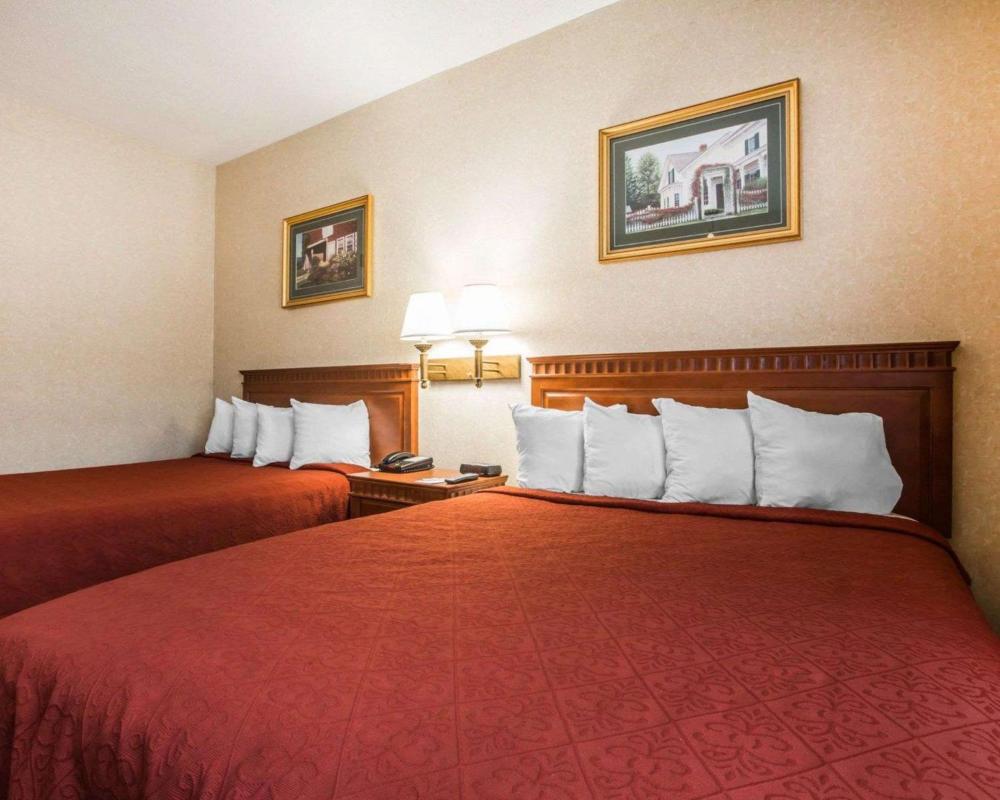 Queen Room with Two Queen Beds - Non-Smoking interior